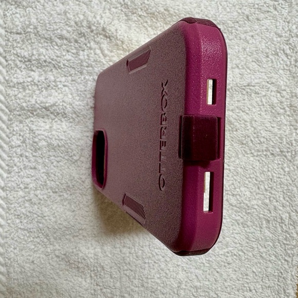 OtterBox Magenta Commuter Series Phone Case for iPhone 16 - Picture 5 of 6